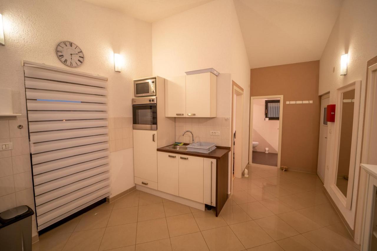 Twins Markovic Apartment Pula